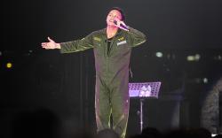 Keseruan Penggemar Nyanyi Bareng Rizky Febian