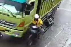 Truk Tronton Hilang Kendali, Pemotor Boncengan Ini Nyaris Terlindas