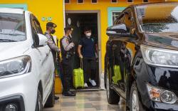 KPK Geledah PT BBM terkait Mantan Pejabat Bea Cukai, Penyidik Bawa Koper Isi Barbuk