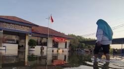 Banjir Rob Terjang Pesisir Karangsong Indramayu, Mako Satpolairud Terendam