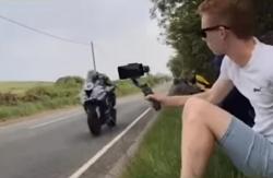 Viral Balap Motor Jalanan Tercepat, Gerakan Pembalap Nyaris Tak Terlihat