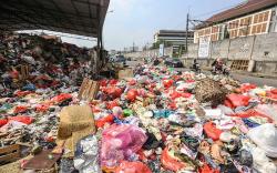 Pemandangan Jalanan Kota Depok Dipenuhi Tumpukan Sampah Meluber