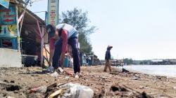 Banjir Rob Terjang Kawasan Wisata Pantai Karangsong Indramayu, Pedagang Kehilangan Omset<