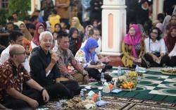 Begini Cara Ganjar Serap Aspirasi Warga Jateng: Lesehan Sambil Ngopi Bareng