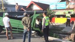 Kecelakaan di Jombang, Truk Terperosok ke Parit gegara Sopir Sakit Lambung