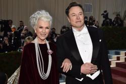 Ibu Elon Musk Mengaku Tidur di Lantai Atau Garasi Saat Mengunjungi Putranya 