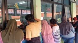 Momen Haru Orang Tua Antar Anak Pertama Kali Masuk Sekolah Dasar di Jakpus