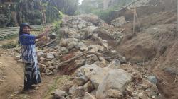TPT Lapang Cijagung Sukabumi Belum Diperbaiki, Warga Khawatir Longsor Susulan<