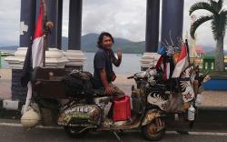 Jelajah Indonesia Timur dengan Vespa Tua