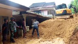 Cuaca Ekstrem di Kendari, 4 Rumah Warga Tertimbun Longsor<