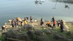 Ratusan Polisi Bersihkan Sampah Plastik di Waduk Jatiluhur Purwakarta<