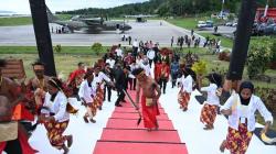 Usai dari Nabire, Wapres Kunjungi Fakfak Papua Barat Disambut dengan Tarian Adat Sawat<