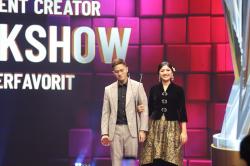 Foto Kaesang Digandeng Sang Istri Terima Penghargaan Content Creator Talkshow Terfavorit