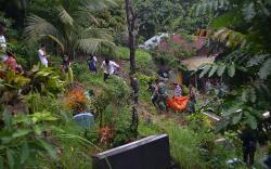 Jenazah Keluar dari Makam akibat Longsor di Kota Padang