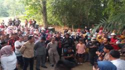 Dikepung Ratusan Warga, DPRD Karawang Minta Proyek Jembatan Tol Japek 2 Disetop