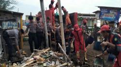 Pascabanjir Rob, Polres Indramayu Kerahkan Personel Bersihkan Sampah di Pantai Karangsong<
