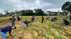 Pembangunan Belum Selesai, Warga Protes Tanami Lapangan di Sukabumi dengan Jagung<
