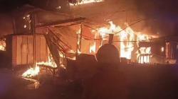 Warung dan Konter HP di Sukolilo Surabaya Ludes Terbakar, Petugas Damkar Terluka
