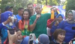 Olahraga di Taman Bungkul, Menparekraf Sandiaga Uno Semangati Pelaku UMKM di Surabaya <