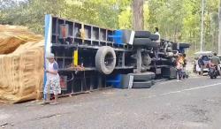 Detik-detik Truk Fuso Terguling di Pacitan hingga Sopir dan Kernet Terluka<