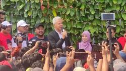 Sapa Warga Gresik, Ganjar Pranowo Bagikan 2024 Bungkus Nasi Krawu