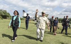 Prabowo dan Susi Pudjiastuti Kompak Bantu Nelayan Pangandaran hingga Lepas Tukik