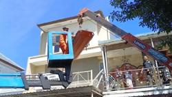 Evakuasi Dramatis Pria Berbobot 200 Kg di Bali Diangkut Pakai Crane dari Lantai 2