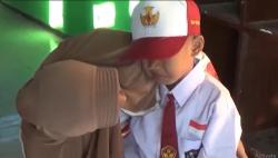 Hari Pertama Sekolah, Orang Tua Siswa SD di Jombang Sibuk Dampingi Anak Agar Mau Belajar 
