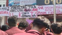 Ratusan Mahasiswa Unsika Unjuk Rasa, Desak Rektor Lakukan Perubahan<