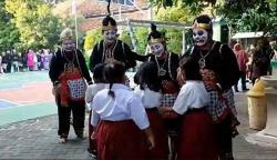 Guru SD di Surabaya Rela Pakai Kostum Punakawan Agar Siswa Baru Kerasan<