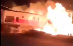 Kereta Api Tabrak Truk hingga Meledak di Semarang