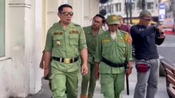 Viral Video Ridwan Kamil Pakai Seragam Hansip Patroli di Jalan Braga Bandung<