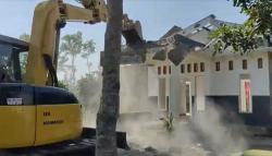 Cerai, Suami Istri di Kediri Robohkan Rumah Rp200 Juta yang Baru Mereka Bangun