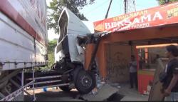  Kecelakaan Truk Kontainer Tabrak Warung di Alas Roban, Jalur Pantura Batang Tersendat<