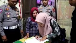 Emak-Emak yang Caci Maki Polisi di Agam Minta Maaf, Hapus Video di TikTok