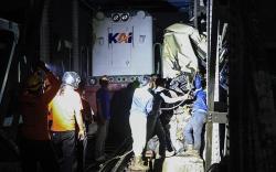 Evakuasi Bangkai Truk Tronton Ditabrak Kereta KA Brantas