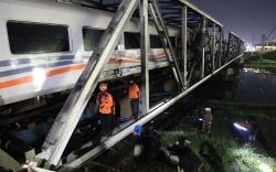 Begini Kondisi Masinis setelah Kereta Tabrak Truk Tronton di Semarang