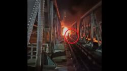Beredar Video Detik-Detik Masinis KA Brantas Jalan di Atas Jembatan usai Lokomotif Terbakar