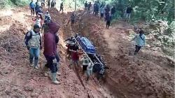 Nasib Warga Seko Luwu Utara, Tandu Jenazah Pendeta 30 Km karena Akses Jalan Buruk