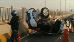 Kecelakaan di Suramadu, Minibus Tabrak Pembatas Jembatan dan Terguling gegara Sopir Tertidur 