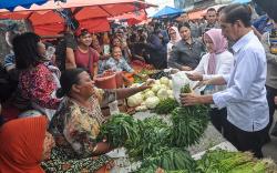 Presiden Jokowi dan Ibu Negara Belanja Sayur di Pasar Kota Bengkulu