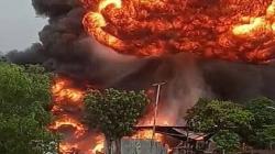 Kebakaran Hebat Gudang Penampungan Minyak Ilegal di Muba, Kobaran Api Membumbung Tinggi<