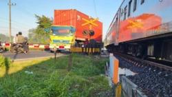 Truk Kontainer di Jember Mogok usai Terobos Palang Pintu Kereta, Insiden Semarang Nyaris Terulang <