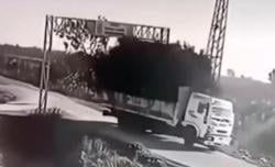 Viral Truk Bermuatan Penuh Tersangkut Gapura, Gapuranya Jadi Pindah Jalan