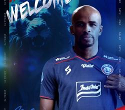 Greg Nwokolo Resmi Gabung Arema FC, Siap Berikan yang Terbaik