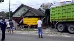 Kecelakaan di Kobar, Truk Tabrak Rumah Nyaris Masuk Ruang Tamu, Sopir Luka Parah