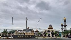 Hari Ketiga Kunjungan di Bengkulu, Jokowi Sholat Jumat di Masjid Raya Baitul Izzah<