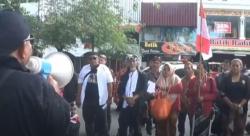 Penggiat Budaya Demo Tuntut Penyelenggara Pernikahan Anjing Adat Jawa Diproses Hukum