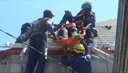 Pekerja Bangunan di Bojonegoro Pingsan Tersengat Listrik Tegangan Tinggi, Evakuasi Dramatis  <