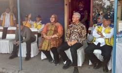 Ganjar Tiba di Lokasi Proyek Perbaikan Jalan Solo-Purwodadi, Disambut Antusias Warga <